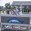 Enfants jouant sur la structure de aire de jeux Small Ship with Dolphin.
