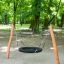 BNS Single Swing Robinia 2 Posts balançoire en pneu sur structure en bois dans une aire de jeux