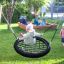 Enfant se balançant sur BNS Single Swing Robinia 2 Posts dans une aire de jeux.