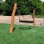 Balançoire de terrain de jeu en bois 'BNS Single Swing Robinia 2 Posts' sur l'herbe.