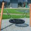 Balançoire de terrain de jeu BNS Single Swing Robinia 2 Posts avec supports en bois et siège en pneu.