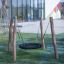 Équipement de terrain de jeu BNS Single Swing Robinia 4 Posts dans un parc.
