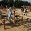 Des enfants jouent sur l’équipement de l’aire de jeux Poison Ground en extérieur.