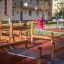Enfant jouant sur l’équipement de l’aire de jeux Poison Ground dans un quartier résidentiel.