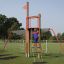 Enfant grimpant sur la structure Mast climbing net dans le terrain de jeu.