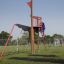 Enfant grimpant sur le Mast climbing net dans une aire de jeux.