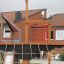 Mast climbing net sur une structure de terrain de jeu en bois pour enfants.