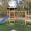Six Angle with Suspension Bridge single slide dans une aire de jeux en milieu forestier.