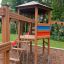 Six Angle with Suspension Bridge single slide en bois dans une aire de jeux.