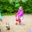 Enfant jouant sur un équipement de jeu Excavator.
