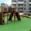 Ensemble de jeux pour enfants 'Spiderman' avec diverses structures d’escalade et de glisse dans un espace résidentiel