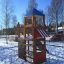 Logo Tower with Firepole playhouse with slide dans une aire de jeux enneigée