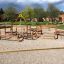 Équipement de terrain de jeu extérieur en bois 'Course' avec diverses structures d'escalade et des cordes.