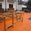 Structure d’escalade pour aire de jeux pour enfants Course avec des cadres en bois et des filets de corde sur une surface orange