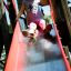 Enfant glissant sur le toboggan du centre d'activités.