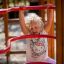 Enfant jouant sur le Activity Center with Slide.