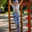 Enfant jouant sur un Activity Center with Slide.