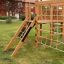 Kiosk Modern Nature wooden playhouse avec filet d’escalade et toboggan dans un jardin