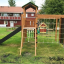 Cabane de jeu en bois Modern Nature avec toboggan et filet d’escalade.