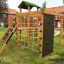 Climbing Kiosk Modern Nature wooden playhouse with slide dans une cour arrière résidentielle