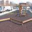 Parcours d’obstacles en bois pour aire de jeux Balance dans une zone de stationnement extérieure.