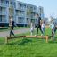 Des enfants jouent sur l’équipement de jeu extérieur Balance dans un quartier résidentiel.