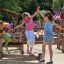 Des enfants s’équilibrent sur l’équipement de jeu Balance.