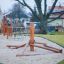 Structure d’escalade de terrain de jeu en bois Atakama sur une surface de sable