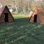 Deux structures de jeu en bois Small House dans une zone extérieure herbeuse.