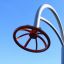 Une structure d'escalade moderne pour aire de jeux appelée Blossom avec un design circulaire orange sur fond bleu