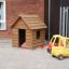 Nature Playhouse en bois avec des voitures jouets dans une aire de jeux.
