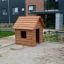 Structure en bois Nature Playhouse dans une aire de jeux.