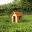 Nature Playhouse en bois dans un jardin herbeux.