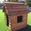 Structure en bois Nature Playhouse sur gazon artificiel.