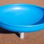Équipement de jeu bleu Flying Saucer sur surface sablonneuse.