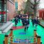 Des enfants courent sur une aire de jeux scolaire.