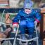 Enfant jouant sur le pont de corde Trapezoidal.