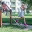 Enfants jouant sur l’équipement de jeu extérieur Trapezoidal