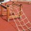 Structure d’escalade pour aire de jeux en bois Trapezoidal avec filets de corde.