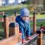 Enfant jouant sur l’aire de jeux en bois Trapezoidal.
