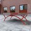 Outdoor Table Tennis installé dans une cour d'école avec des pieds métalliques rouges et un filet.