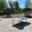 Outdoor Table Tennis Organic dans un parc ensoleillé avec des structures d'escalade en arrière-plan