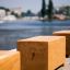 Banc en bois Cube au bord d'une rivière.