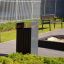 Oxford bin dans un cadre de parc moderne avec des bancs et de la verdure.
