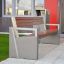 Moderne Chicago Bench extérieur avec design en béton et en bois près de l’entrée d’un bâtiment.