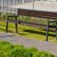 Oxford Bench extérieur dans une zone herbeuse le long d’un chemin