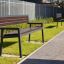 Oxford Bench dans un parc le long d’une allée pavée.