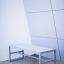 Moderne Kyoto Table HPL avec cadre en métal dans un cadre minimaliste.