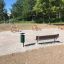 HPL Bench d'extérieur dans un parc avec des équipements d'exercice.