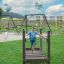 Un enfant traverse le Chain Bridge dans une aire de jeux.